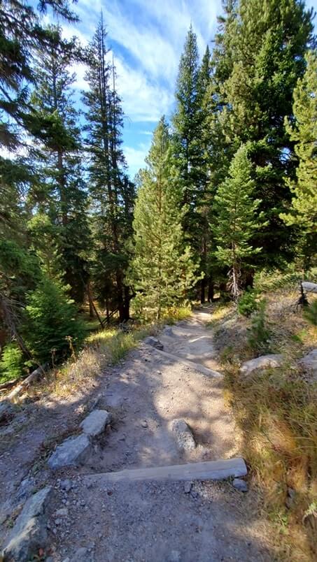 Hiking to Solitary Geyser: observation point trail to solitary geyser. yellowstone geyser hiking. wyoming travel blog