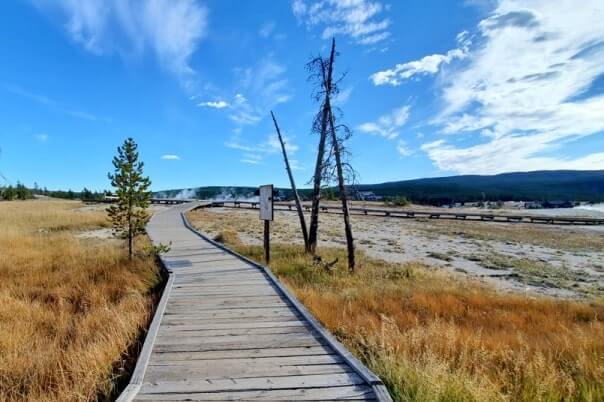 Solitary geyser to upper geyser basin trail. yellowstone geyser hikes. wyoming travel blog