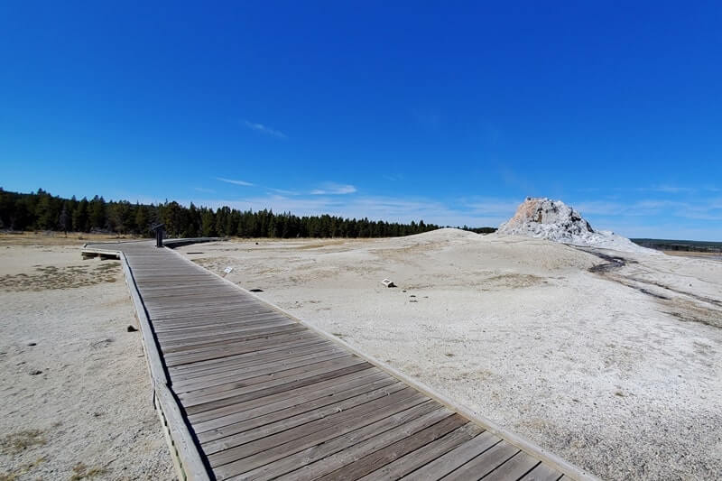 white dome geyser trail in Yellowstone National Park. geyser trail in Yellowstone. wyoming travel blog