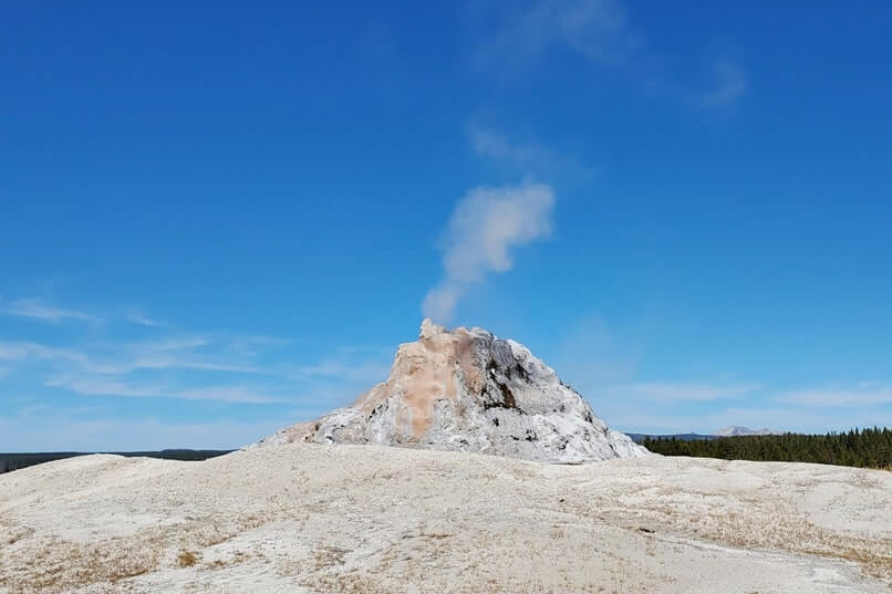 white dome geyser weather in Yellowstone National Park. yellowstone steam. wyoming travel blog