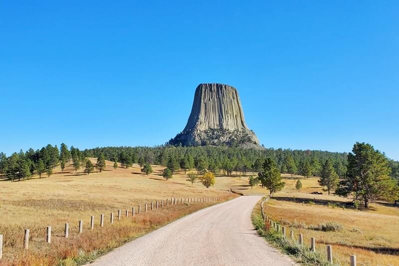 7 days in Wyoming road trip: road trip to devils tower national monument. devils tower to yellowstone. wyoming national parks road trip. wyoming travel blog