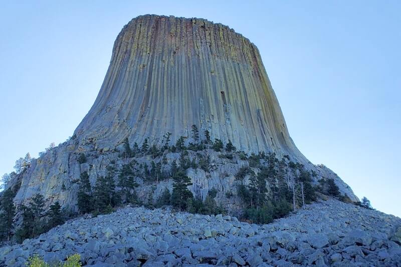 7 days in Wyoming road trip: road trip to devils tower national monument. devils tower to yellowstone. wyoming national parks road trip. wyoming travel blog