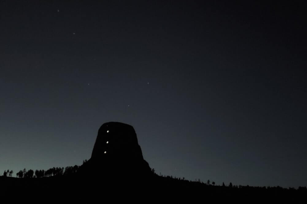 7 days in Wyoming road trip: road trip to devils tower national monument. night sky devils tower. wyoming travel blog