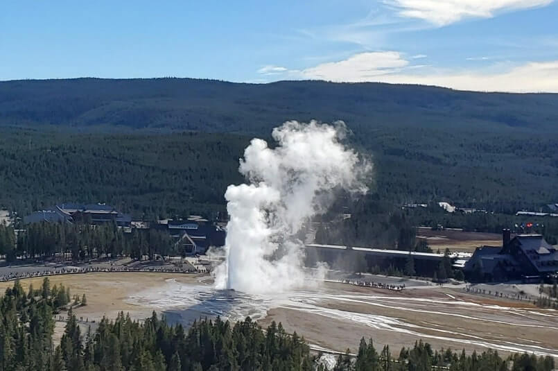 7 days in Wyoming road trip: geyser eruption in yellowstone national park, old faithful geyser. devils tower to yellowstone. wyoming travel blog