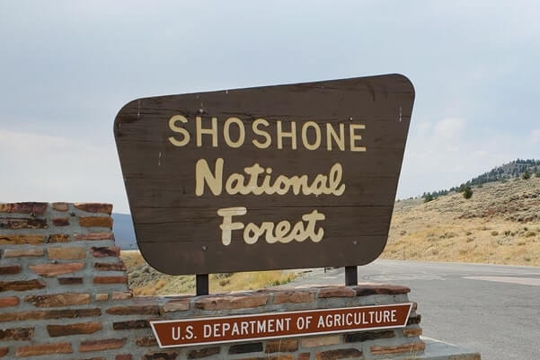 7 days in Wyoming road trip: driving through shoshone national forest. devils tower to grand teton. wyoming travel blog