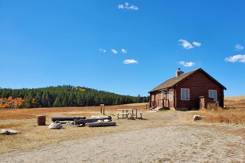 7 days in Wyoming road trip: wyoming national forest cabin in bighorn national forest. muddy guard cabin. buffalo to tensleep. wyoming travel blog