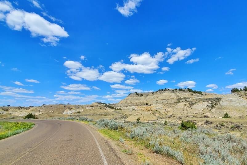 south unit scenic drive to badlands overlook. theodore roosevelt national park. north dakota travel blog.