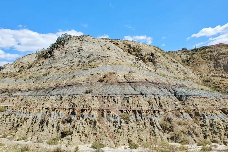 south unit scenic drive to badlands overlook. theodore roosevelt national park. north dakota travel blog.