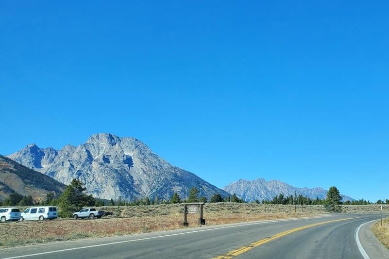 driving the teton park road to cascade canyon parking. grand teton scenic loop drive. wyoming travel blog