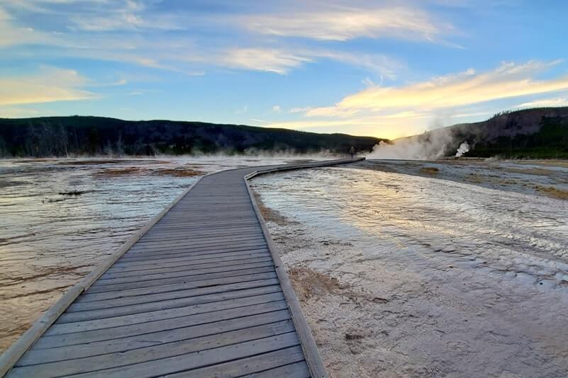 biscuit basin trail to sapphire pool. yellowstone wyoming travel blog