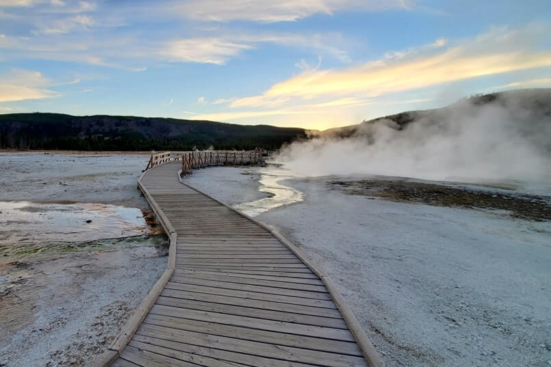 biscuit basin trail to sapphire pool. yellowstone wyoming travel blog