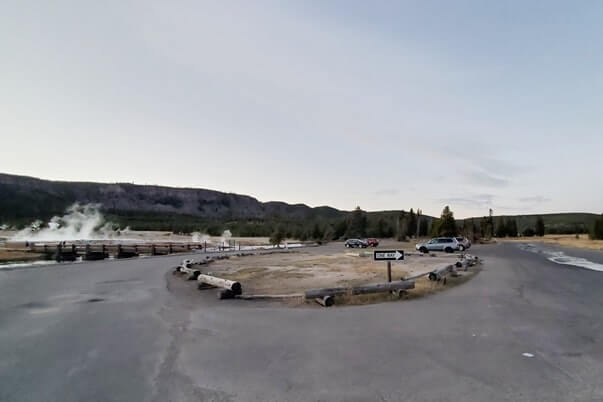 sapphire pool trail parking. yellowstone wyoming travel blog