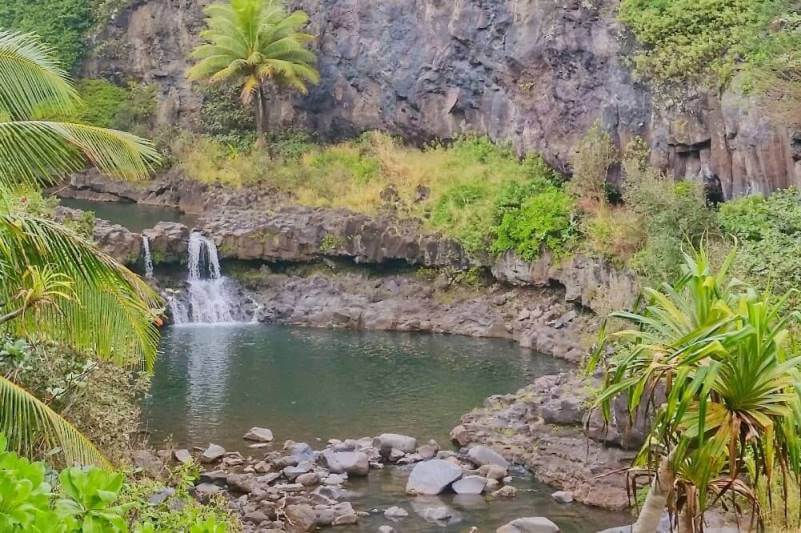 Things to do in Kipahulu Haleakala national park: hiking to kipahulu haleakala waterfalls. oheo gulch, oheo pools, seven sacred pools. maui hawaii travel blog
