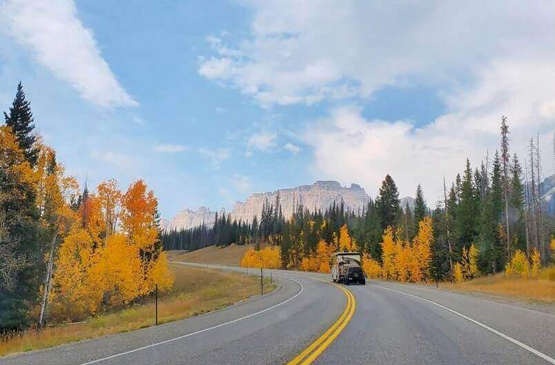 driving route from badlands national park to Grand Teton National Park road trip drive. badlands national park to shoshone national forest to grand teton national park.