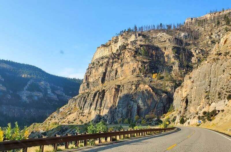 driving route from badlands national park to Grand Teton National Park road trip drive. badlands national park to tensleep canyon to grand teton national park.
