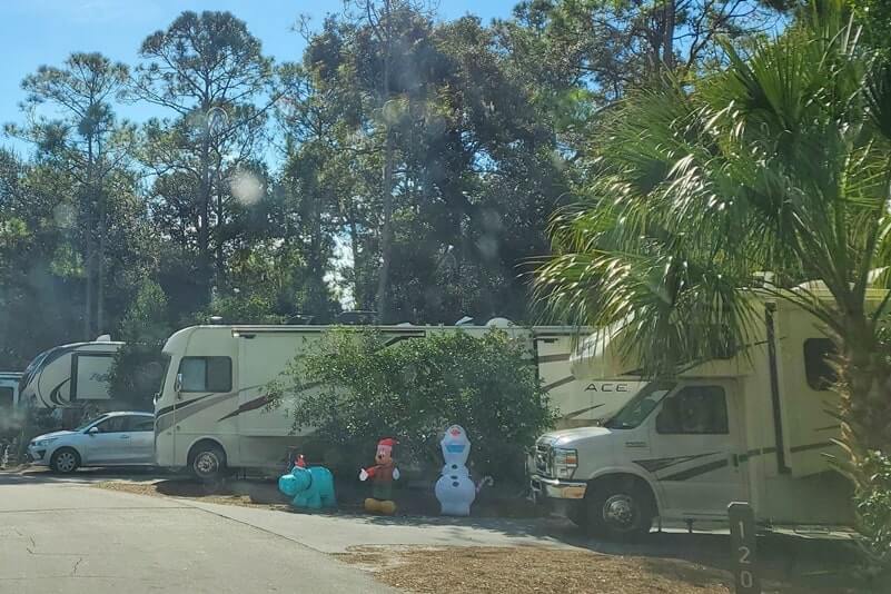 Fort Wilderness in December. Fort Wilderness campsite holiday decorations disney. florida travel blog