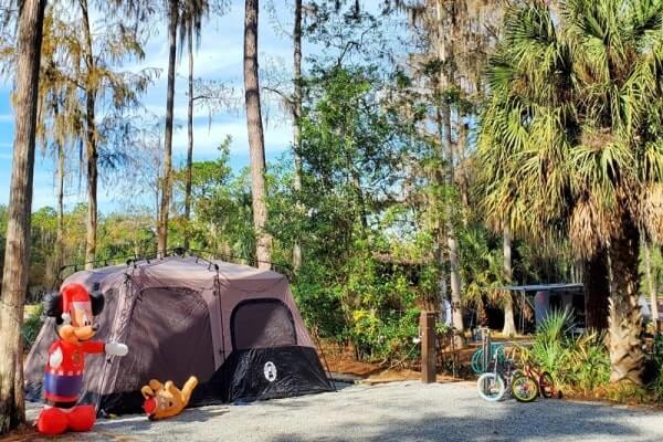 Fort Wilderness in December. Disney World in December. Disney World holiday activities. Fort Wilderness holiday decorations at campsite. florida travel blog