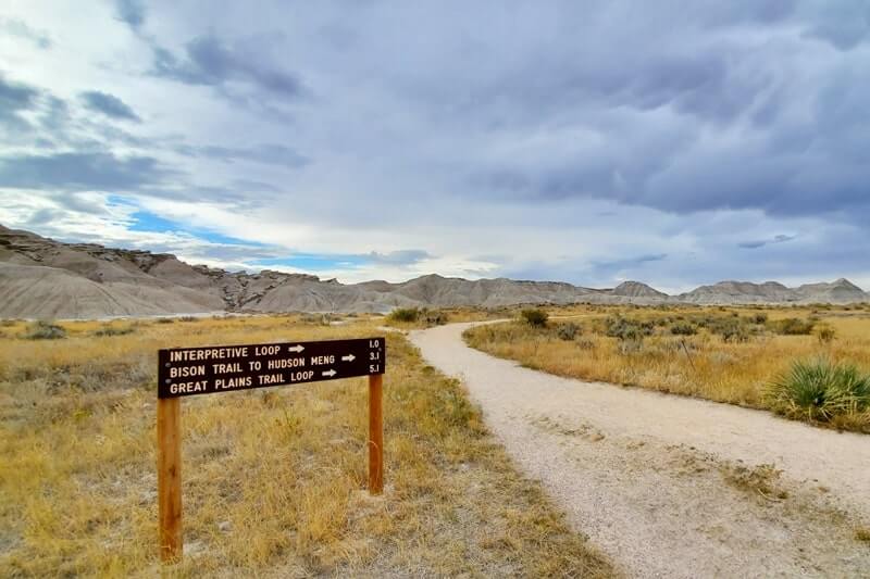 best hikes in toadstool geologic park: hiking in oglala national grasslands. hiking in nebraska badlands. nebraska travel blog