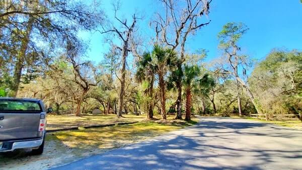 Fanning Springs parking lot for swimming. florida travel blog.