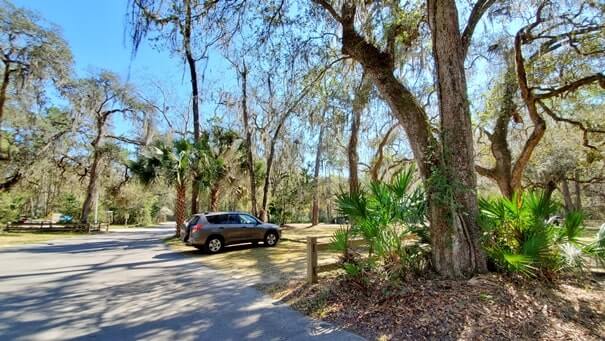 Fanning Springs parking lot for swimming. florida travel blog.