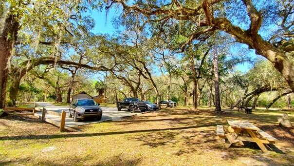 Fanning Springs parking lot for swimming. florida travel blog.