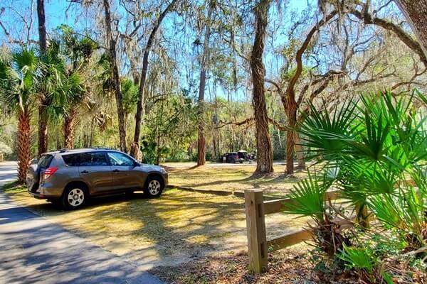 Fanning Springs parking lot for swimming. florida travel blog.