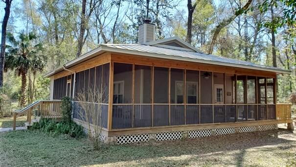 fanning springs state park cabin. trail from cabin to springs. florida travel blog