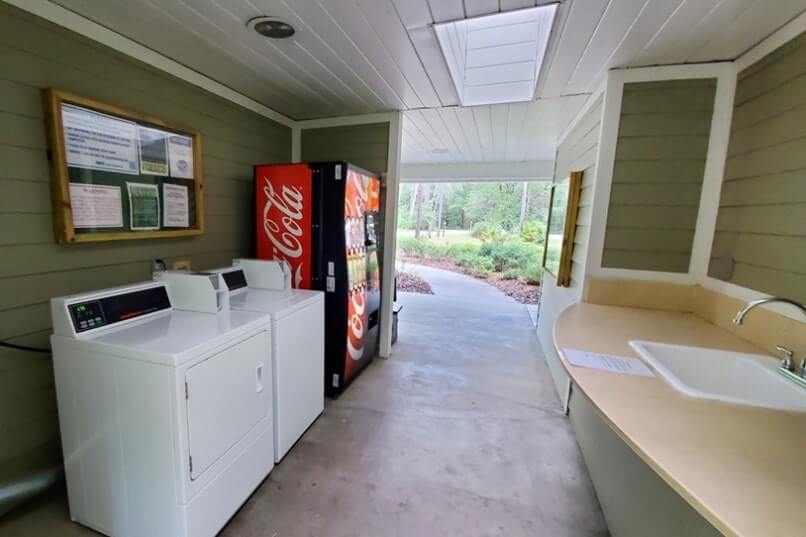 florida state park campground coin laundry. use vending machine as change machine. florida camping travel blog