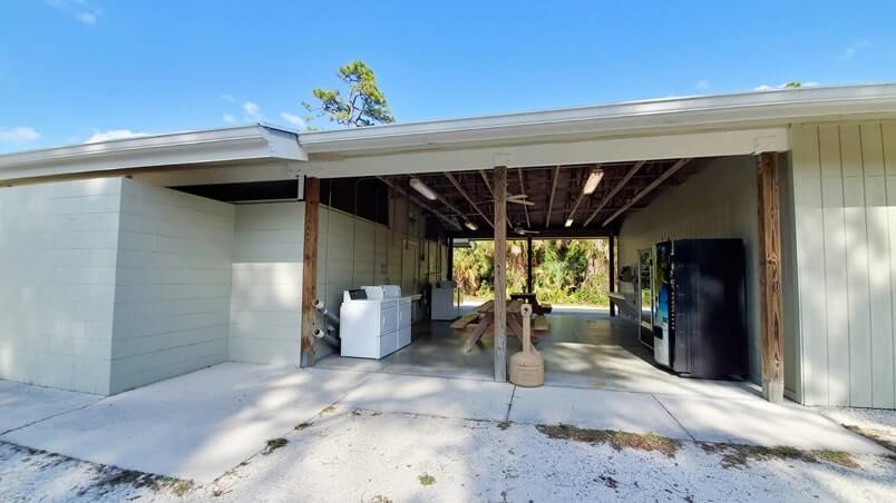 florida state park campground laundry waiting area. florida camping travel blog