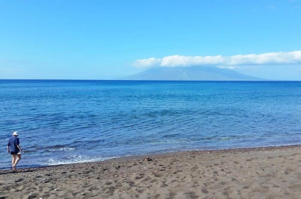 south maui beaches: oneuli beach. south maui black sand beach. maui hawaii travel blog