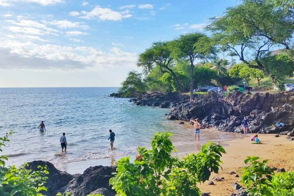 south maui beaches: makena landing beach. south maui snorkeling beach. maui hawaii travel blog