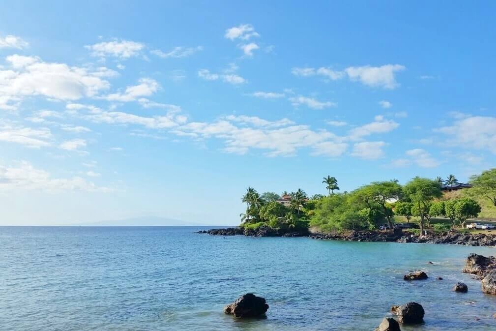 south maui beaches: makena landing beach. south maui snorkeling beach. maui hawaii travel blog