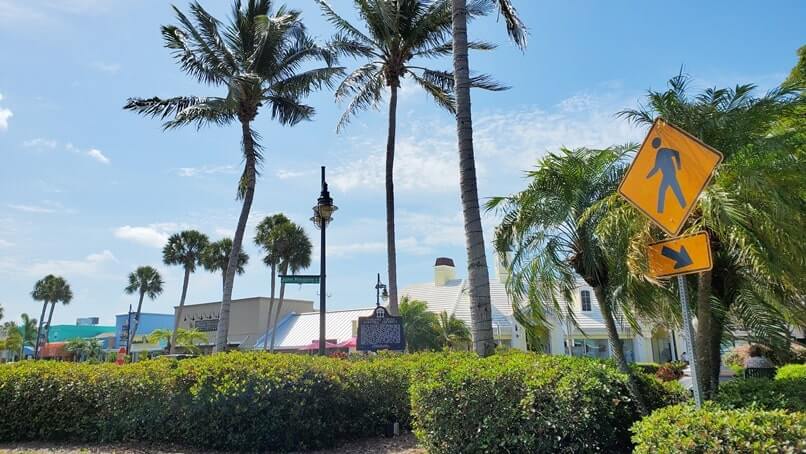 St Armands Circle to Lido Beach parking. St armands circle to lido key. things to do in sarasota. driving through st armands key. southwest florida travel blog
