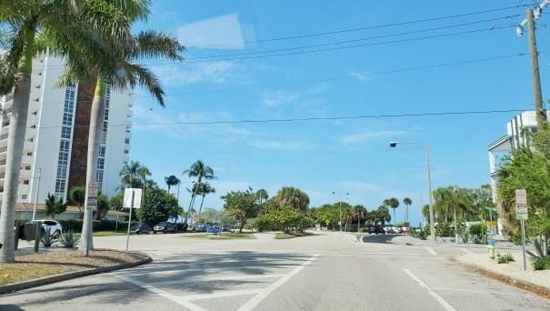 St Armands Key to Lido Beach parking. St armands key to lido key. things to do in sarasota. driving through st armands key. southwest florida travel blog