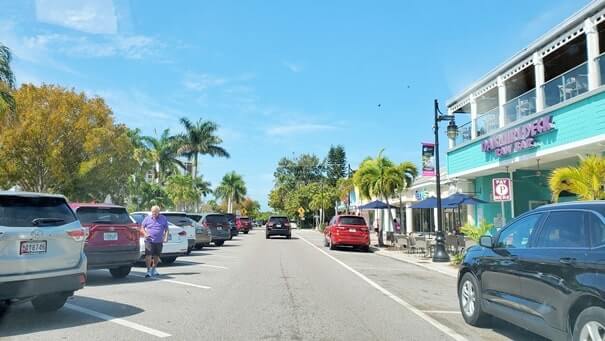 St Armands Key to Lido Beach parking. St armands key to lido key. things to do in sarasota. driving through st armands key. southwest florida travel blog