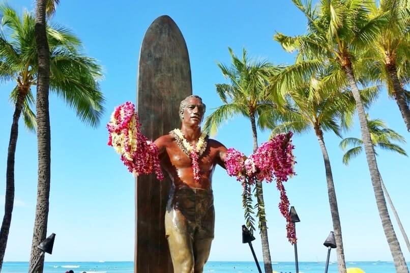 free things to do in oahu: waikiki statue. free things to do in honolulu, waikiki day trip. oahu hawaii travel blog