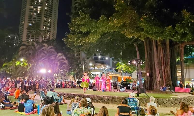 Things to do in Waikiki for free: waikiki hula show at kuhio beach. honolulu, oahu, hawaii travel blog