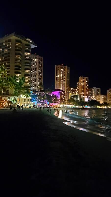 Things to do in Waikiki for free: waikiki beach at night. honolulu, oahu, hawaii travel blog