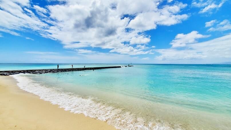 Things to do in Waikiki for free: queens walkway, kapiolani park. honolulu, oahu, hawaii travel blog