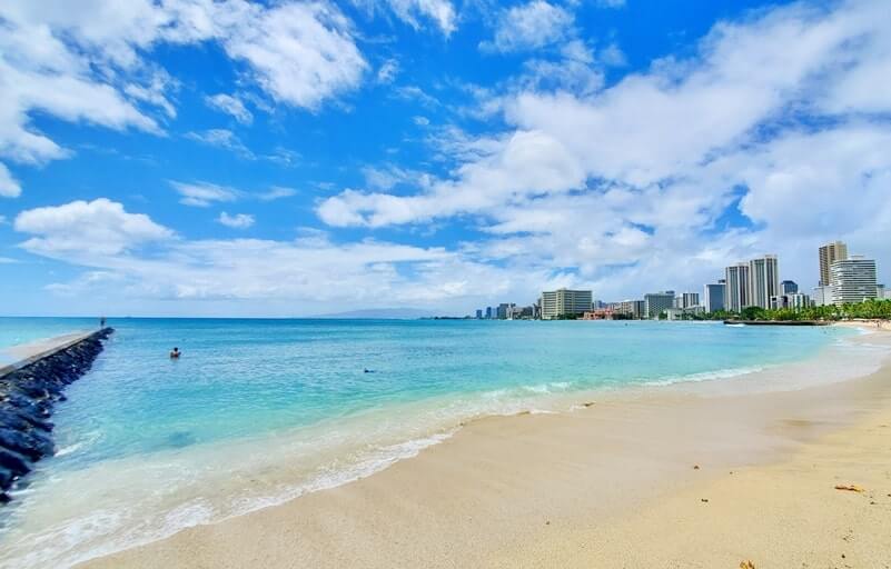 Things to do in Waikiki for free: queens walkway, kapiolani park. honolulu, oahu, hawaii travel blog