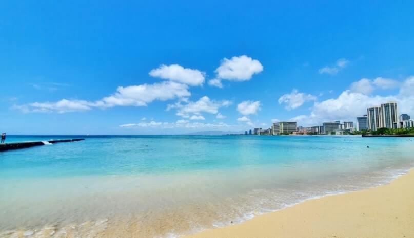 Things to do in Waikiki for free: queens walkway, kapiolani park. honolulu, oahu, hawaii travel blog