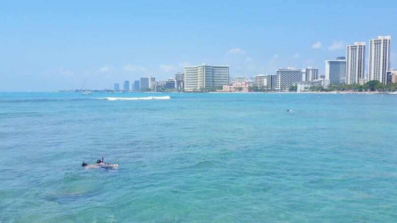 Things to do in Waikiki for free: waikiki snorkeling at queens beach. honolulu, oahu, hawaii travel blog