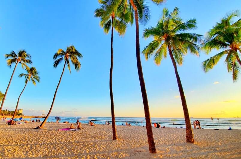 Things to do in Waikiki for free: waikiki beach is free. waikiki beach sunset is free. honolulu, oahu, hawaii travel blog