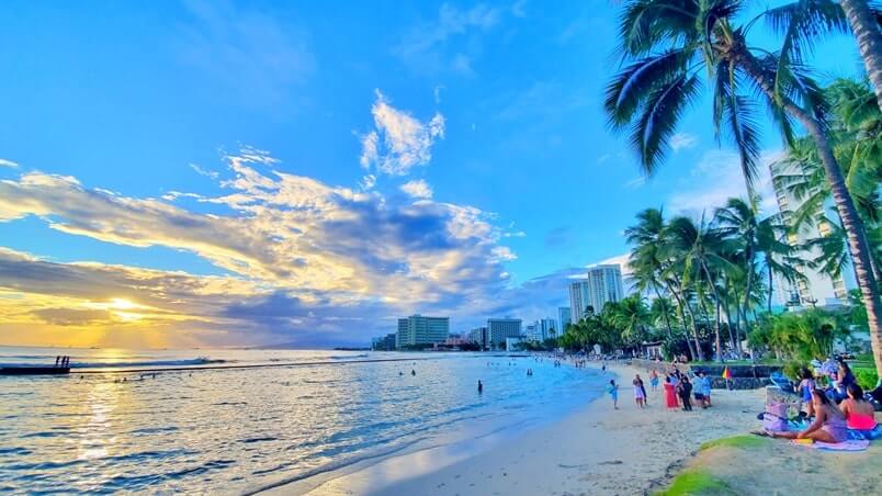 Things to do in Waikiki for free: waikiki beach is free. waikiki beach sunset is free. honolulu, oahu, hawaii travel blog
