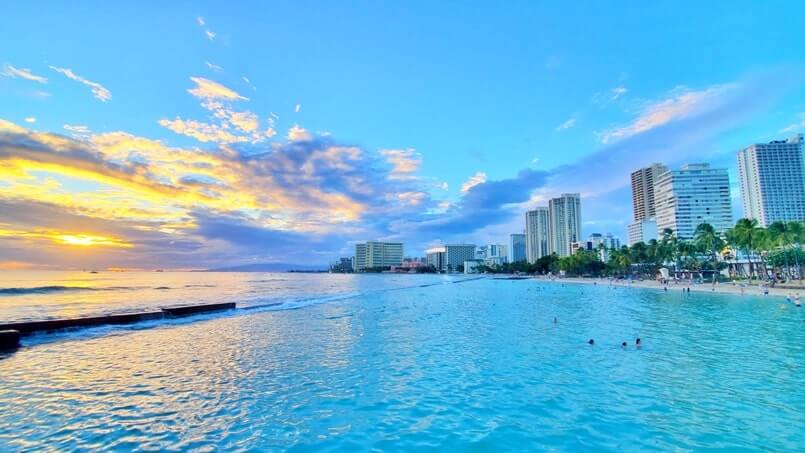 Things to do in Waikiki for free: waikiki beach is free. waikiki beach sunset is free. honolulu, oahu, hawaii travel blog