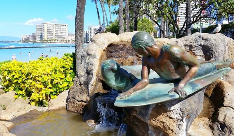 Things to do in Waikiki for free: waikiki surfer statue. honolulu, oahu, hawaii travel blog