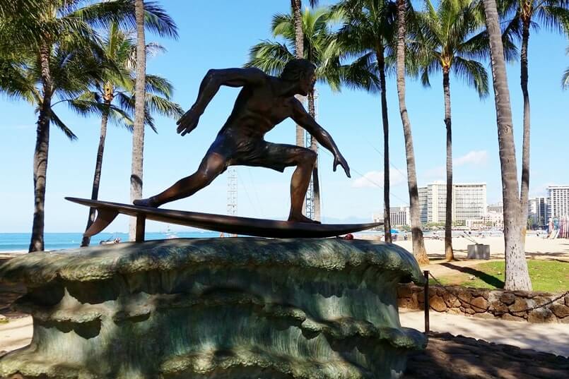 Things to do in Waikiki for free: waikiki surfer statue. honolulu, oahu, hawaii travel blog