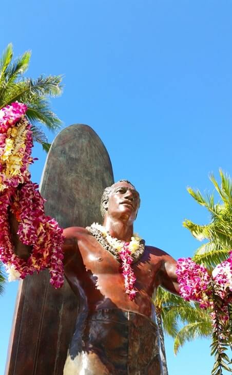 Things to do in Waikiki for free: waikiki surfer statue, duke kahanamoku statue. honolulu, oahu, hawaii travel blog