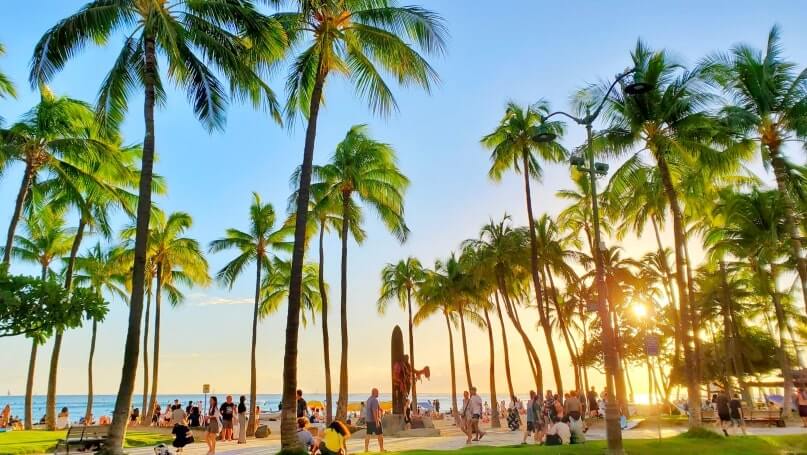 Things to do in Waikiki for free: waikiki surfer statue at sunset, duke kahanamoku statue. honolulu, oahu, hawaii travel blog
