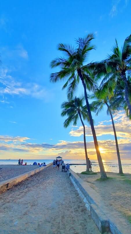 Things to do in Waikiki for free: waikiki wall. honolulu, oahu, hawaii travel blog